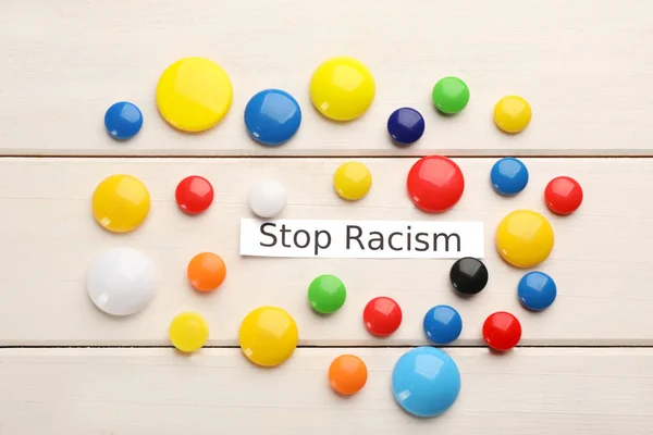 Φράσης Stop Racism Και Πολύχρωμοι Μαγνήτες Λευκό Ξύλινο Τραπέζι Επίπεδη — Φωτογραφία Αρχείου