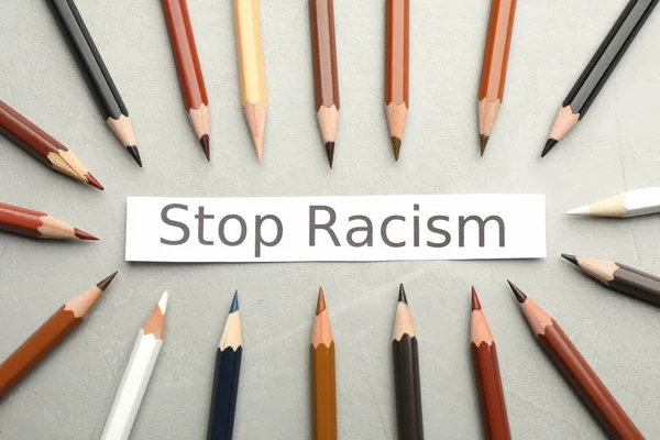 Frase Stop Racismo Lápis Coloridos Mesa Cinza Claro Flat Lay — Fotografia de Stock