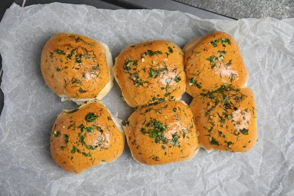 Traditionelle Pampuschka Brötchen Mit Knoblauch Und Kräutern Auf Backform Von — Stockfoto