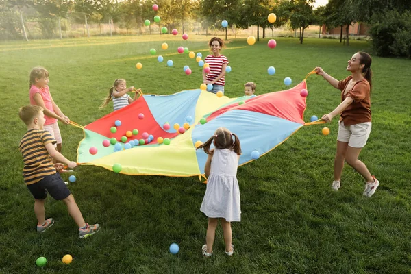 Grupp Barn Och Lärare Leker Med Regnbåge Lekplats Fallskärm Grönt — Stockfoto