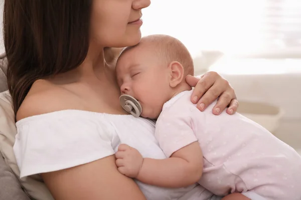 Feliz Joven Madre Con Bebé Durmiendo Silla Casa Primer Plano —  Fotos de Stock