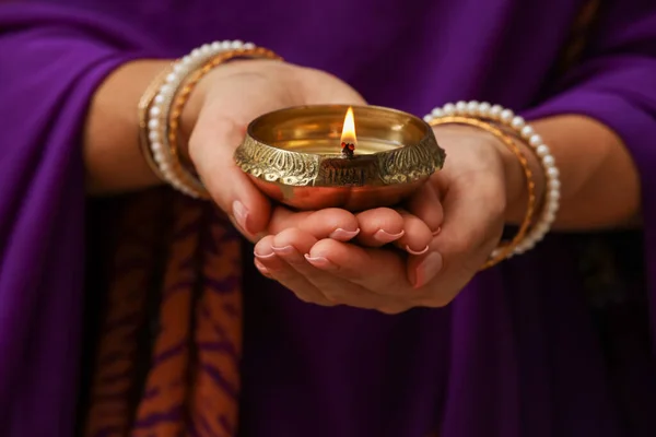 Mulher Segurando Acesa Lâmpada Diya Nas Mãos Close Celebração Diwali — Fotografia de Stock