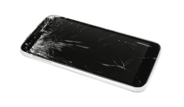 Kırık ekranlı akıllı telefon beyaza izole edilmiş. Aygıt onarımı