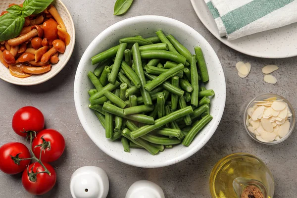 Frijoles Verdes Frescos Otros Ingredientes Para Ensalada Sobre Mesa Gris —  Fotos de Stock