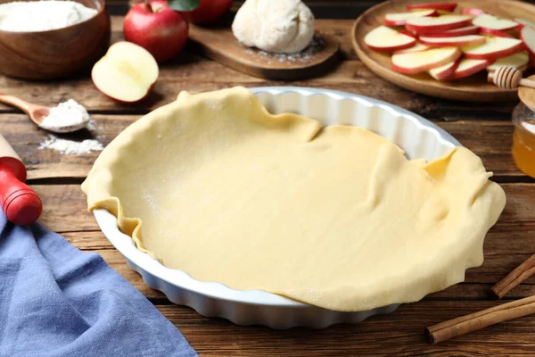 Piatto Cottura Con Pasta Cruda Torta Mele Ingredienti Tavolo Legno — Foto Stock