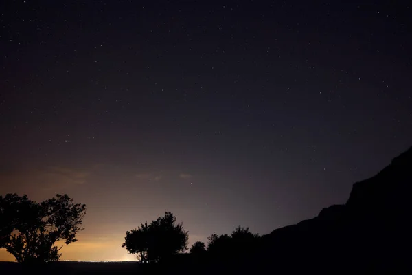 Γραφική Θέα Του Έναστρου Ουρανού Νύχτα Πάνω Από Λόφο — Φωτογραφία Αρχείου