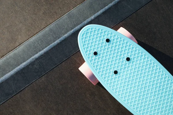 Modern Ljusblå Skateboard Med Rosa Hjul Ramp Utomhus Ovanifrån Plats — Stockfoto