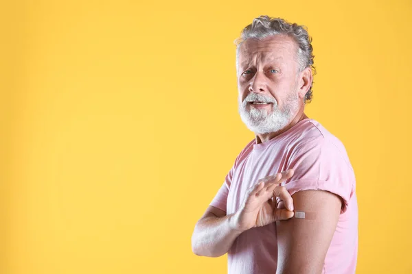 Allegro Uomo Anziano Che Mostra Braccio Con Benda Dopo Vaccinazione — Foto Stock