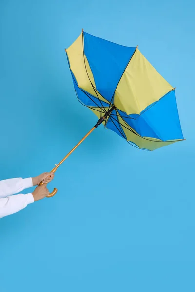 Mujer Con Paraguas Atrapado Ráfaga Viento Sobre Fondo Azul Claro — Foto de Stock