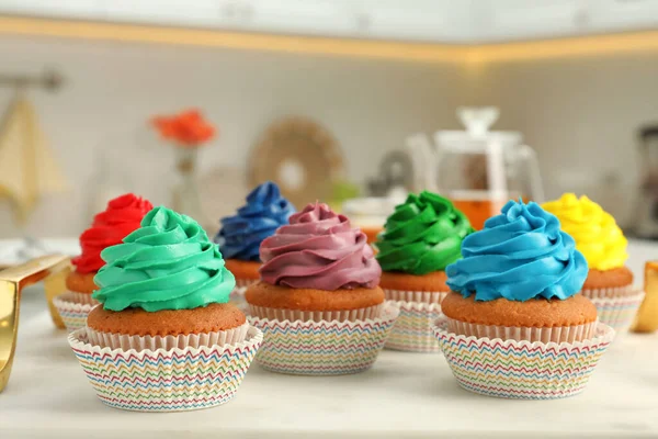 Deliciosos Cupcakes Com Creme Colorido Placa Branca — Fotografia de Stock