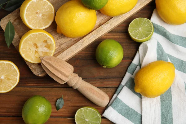 Exprimidor Con Limones Sobre Mesa Madera Plano — Foto de Stock