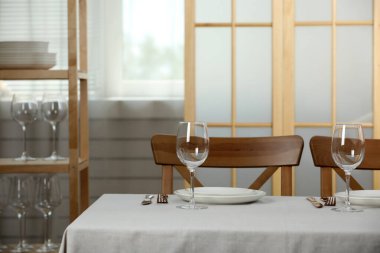 Yemek odasında masa hazır. Temiz bulaşık takımı