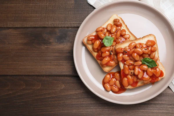 Toasts Avec Délicieux Haricots Conserve Sur Une Table Bois Plat — Photo