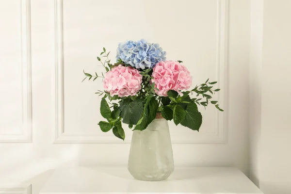 Beautiful Hortensia Flowers Vase Table White Wall — Stock Photo, Image