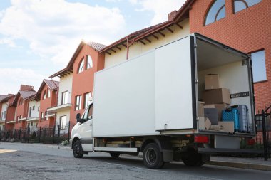 Yeni evin yakınındaki kutuları taşıyan kamyonet.