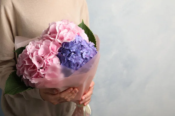 Csokor Gyönyörű Hortensia Virágok Színes Háttér Közelkép Szöveg Helye — Stock Fotó