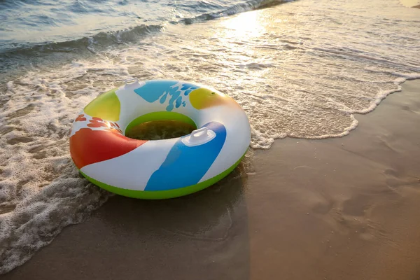 Heldere Opblaasbare Ring Zonovergoten Zandstrand Bij Zee Ruimte Voor Tekst — Stockfoto