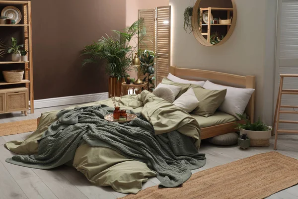 Interior Elegante Com Grande Cama Confortável Plantas Vaso — Fotografia de Stock