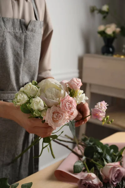 Blommor Skapar Vacker Bukett Vid Bordet Inomhus Närbild — Stockfoto