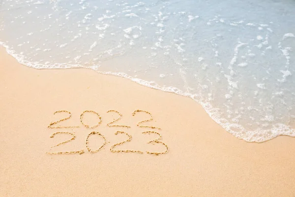 Datas Escritas Praia 2022 Lavado Pela Onda Mar Como Novo — Fotografia de Stock