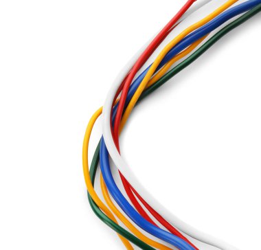 Beyaz arka planda yalıtımlı çok sayıda elektrik kablosu
