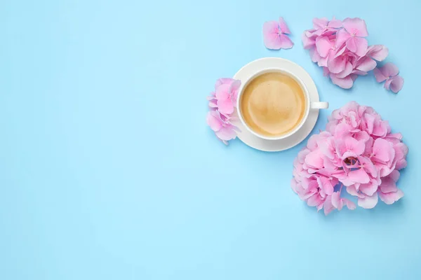 Prachtige Hortensia Bloemen Koffie Lichtblauwe Achtergrond Plat Gelegd Ruimte Voor — Stockfoto