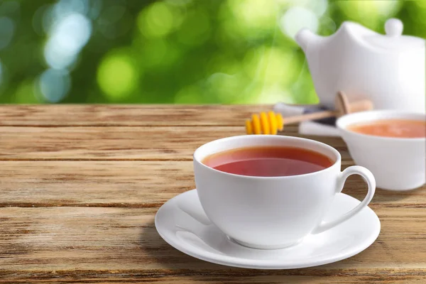 户外木桌上的热腾腾的新鲜红豆茶杯 — 图库照片