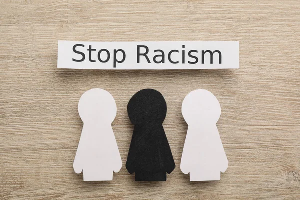 Frase Stop Racism Και Χάρτινες Φιγούρες Ξύλινο Τραπέζι Επίπεδο Lay — Φωτογραφία Αρχείου