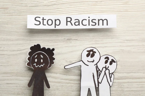 Composição Leigos Planos Com Frase Pare Racismo Figuras Papel Mesa — Fotografia de Stock