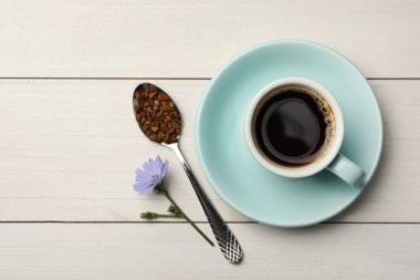 Lezzetli hindiba içeceği, granüller ve beyaz ahşap masa üzerinde çiçek, düz uzanma