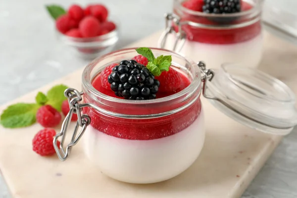 Köstliche Panna Cotta Mit Fruchtcoulis Und Frischen Beeren Auf Hellem — Stockfoto