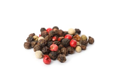 Beyaz arka planda karabiber karışımı. Aromatik baharat