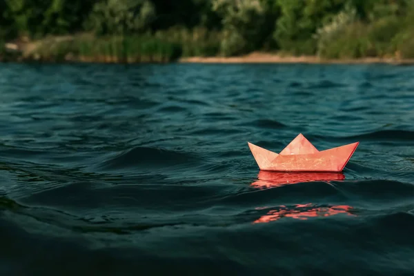 Rode Papieren Boot Drijvend Rivier Ruimte Voor Tekst — Stockfoto