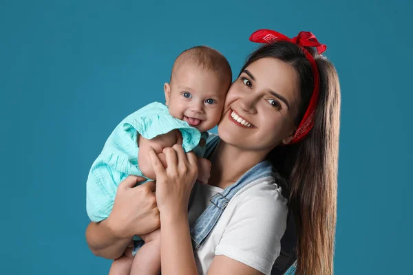 Bella Madre Con Suo Bambino Carino Sfondo Blu — Foto Stock