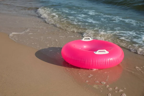 Helder Roze Opblaasbare Ring Zandstrand Bij Zee — Stockfoto