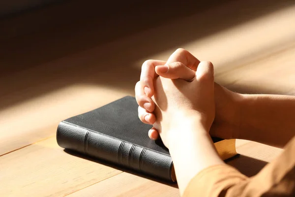 Religieuze Vrouw Bidden Bijbel Binnen Close — Stockfoto