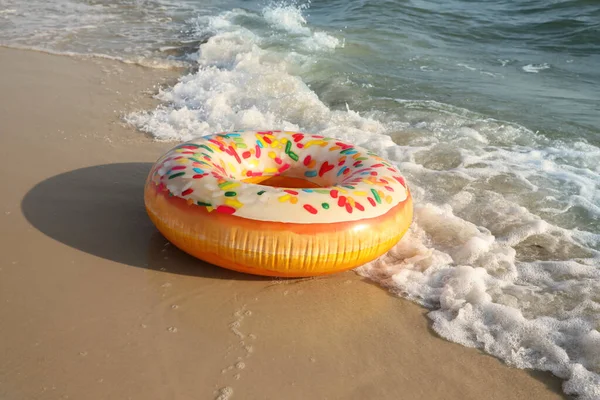 Opblaasbare Ring Met Donut Patroon Zandstrand Bij Zee — Stockfoto