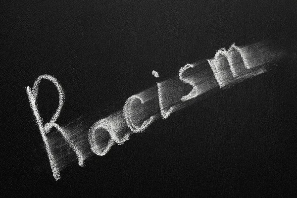 Palavra Racismo Escrito Com Giz Quadro Negro — Fotografia de Stock