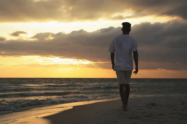 Man Wandelen Zandstrand Tijdens Zonsondergang Achteraanzicht — Stockfoto