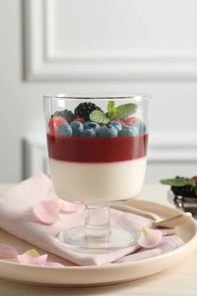 Deliciosa Panna Cotta Con Bayas Mesa Ligera — Foto de Stock