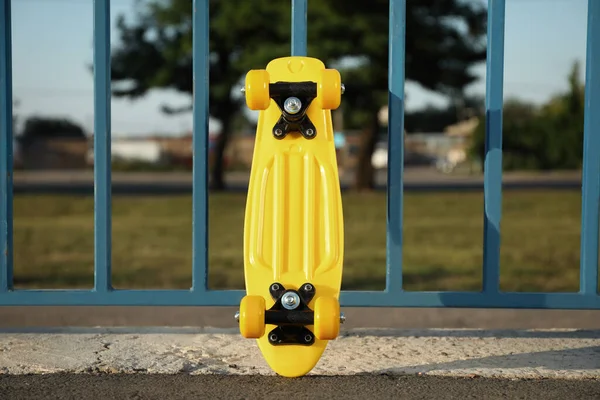 Σύγχρονη Κίτρινο Skateboard Κοντά Φράχτη Εξωτερικούς Χώρους Την Ηλιόλουστη Μέρα — Φωτογραφία Αρχείου