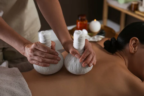 Jeune Femme Recevant Massage Sac Base Plantes Dans Salon Spa — Photo