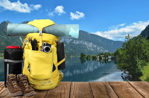 Kampeeruitrusting Voor Toerist Houten Ondergrond Prachtig Uitzicht Berglandschap — Stockfoto