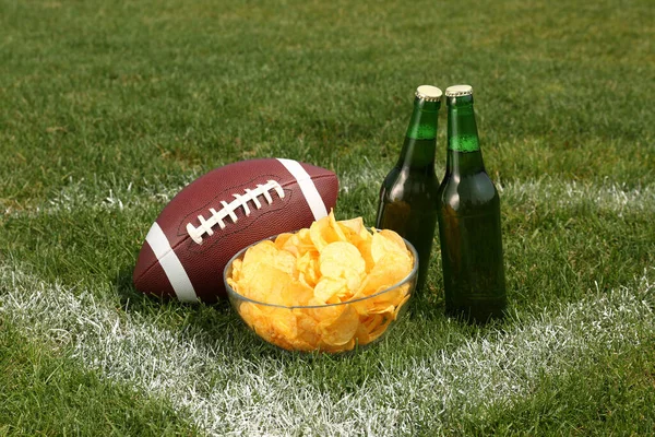 Pallone Football Americano Con Birra Patatine Erba Campo Verde All — Foto Stock