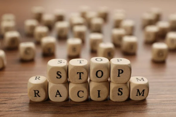 Kostki Frazą Stop Rasizmowi Drewnianym Stole — Zdjęcie stockowe