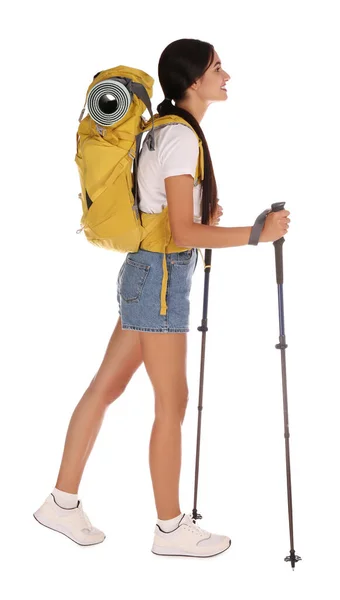 背负背包和白色背景远足杆的女徒步旅行者 — 图库照片