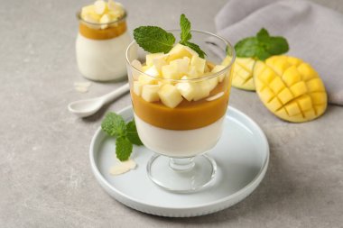 Gri masadaki mangolu lezzetli panna cotta