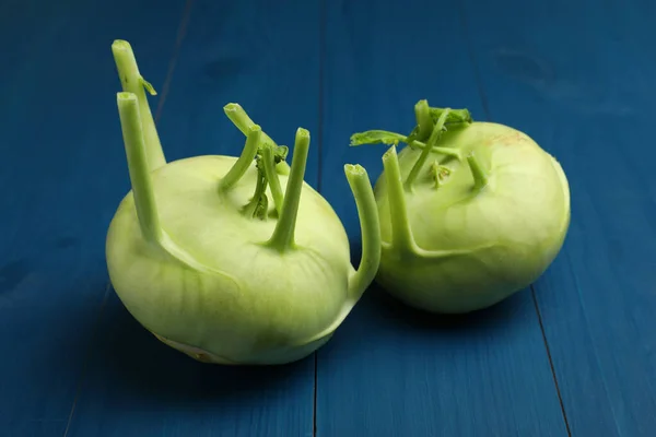 Plantas Kohlrabi Maduras Enteras Sobre Mesa Madera Azul —  Fotos de Stock