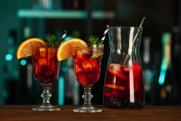 Delizioso Cocktail Sangria Tavolo Legno Nel Bar — Foto Stock