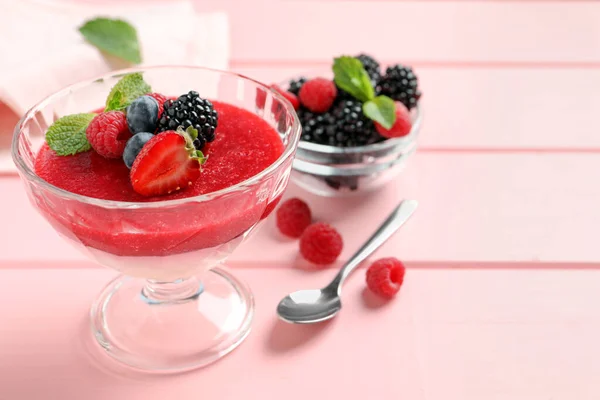 Delicioso Panna Cotta Com Coulis Frutas Bagas Frescas Servidas Mesa — Fotografia de Stock